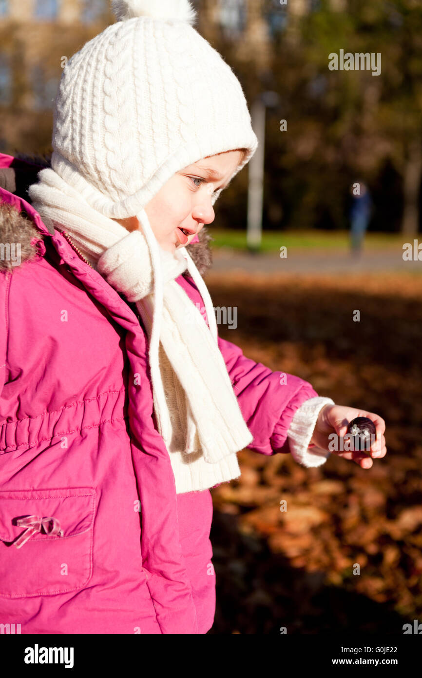 niedliche Littloe Mädchen spielen im Freien, im Herbst Stockfoto