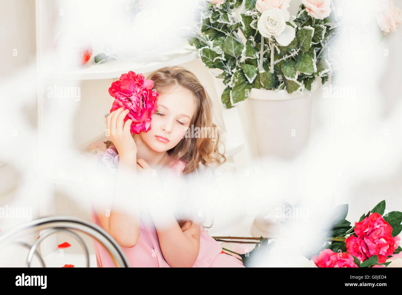 Porträt von traumhaft schönen Mädchen posiert mit Blume Stockfoto