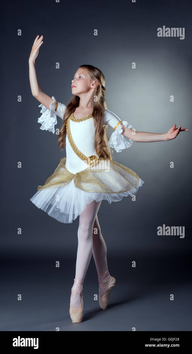 Bild der eleganten jungen Ballerina posiert auf Kamera Stockfoto