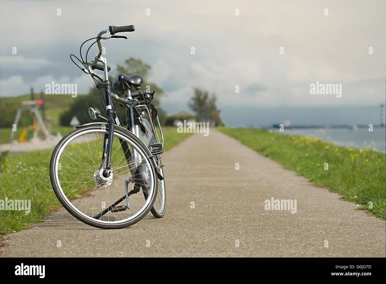 Fahrradpark auf dem Weg Stockfoto