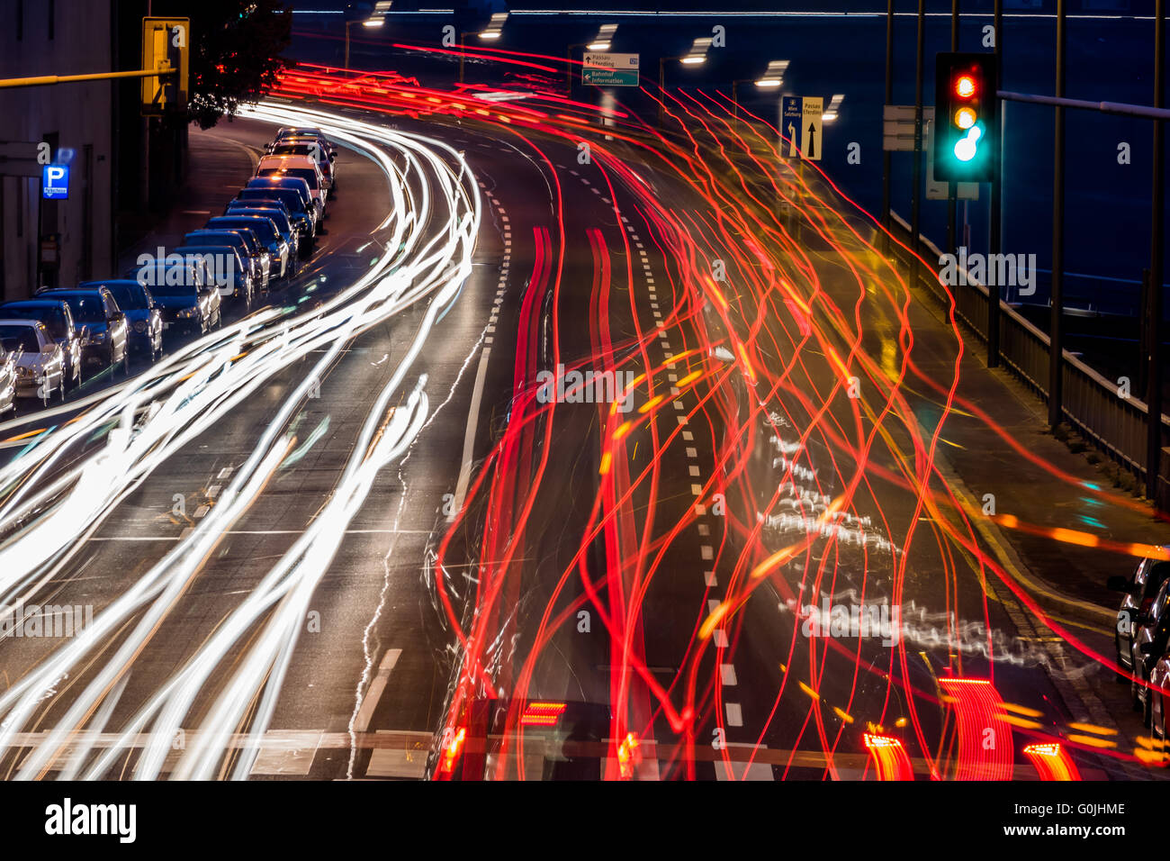 Österreich, Linz. Lichter von fahrenden Autos Stockfoto