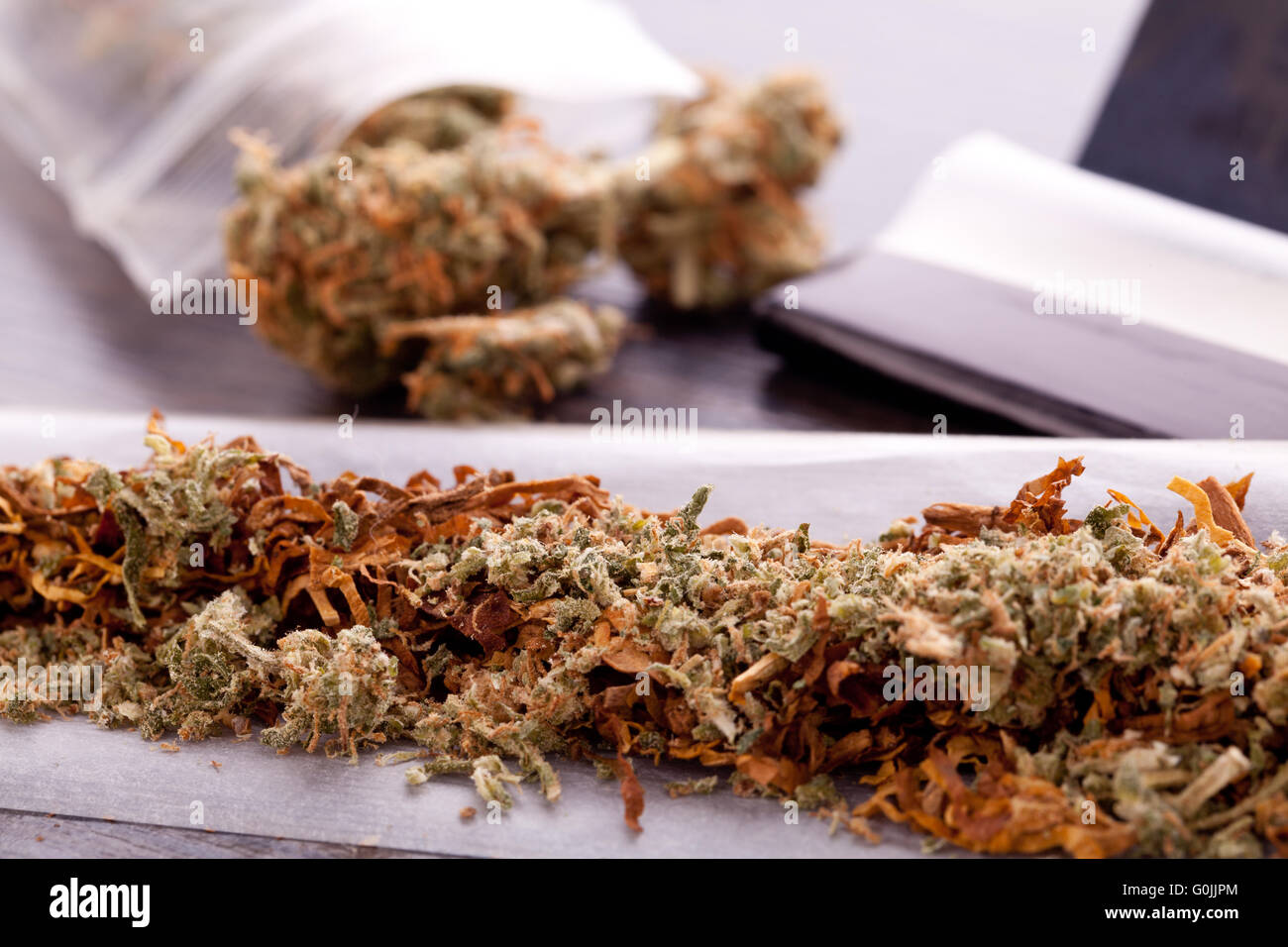 Getrocknete Cannabis auf Zigarettenpapier mit Filter Stockfoto