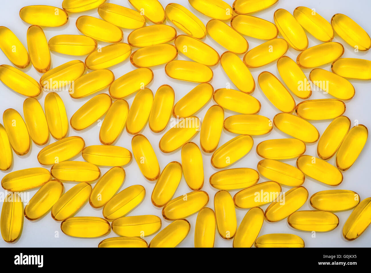 Fischöl Kapseln, Vitamine auf weißem Hintergrund Stockfoto