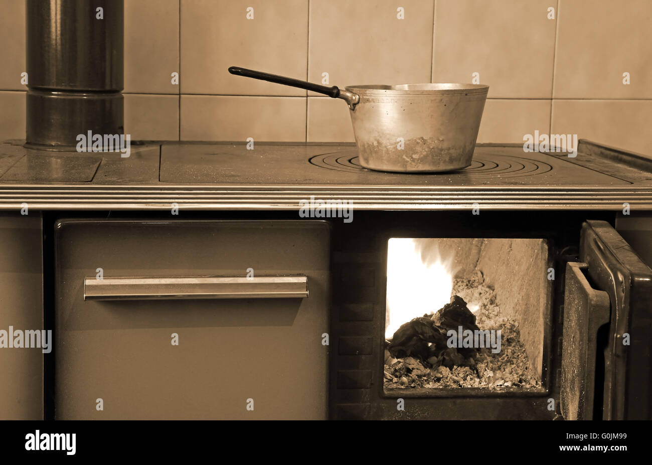 alten Holzofen in der Küche von Bergheim Stockfoto
