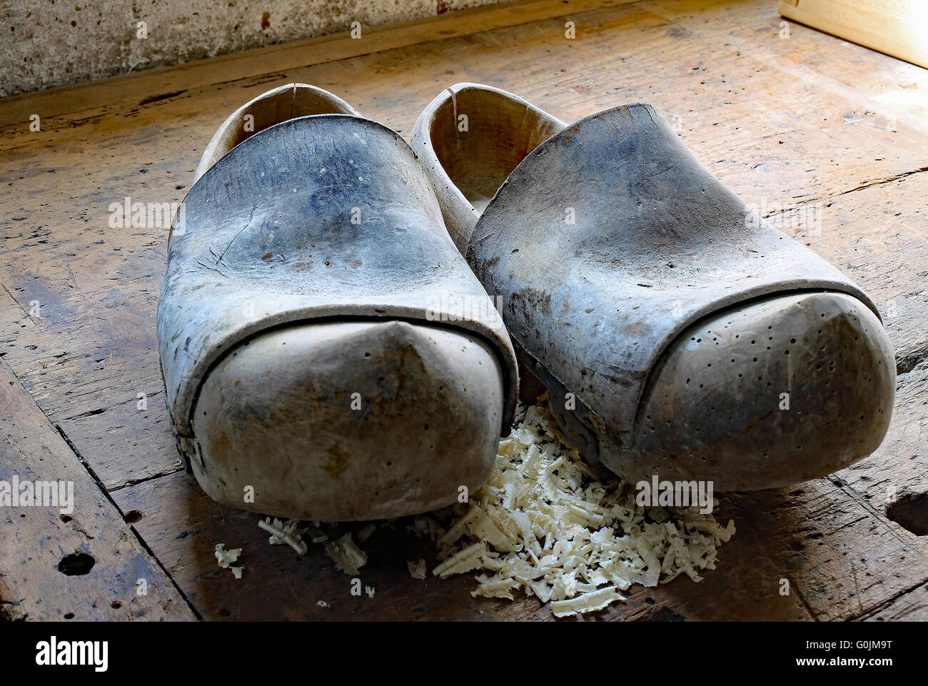 zwei altholländischen Stil Clogs in der Werkstatt eines Schuhmachers Stockfoto