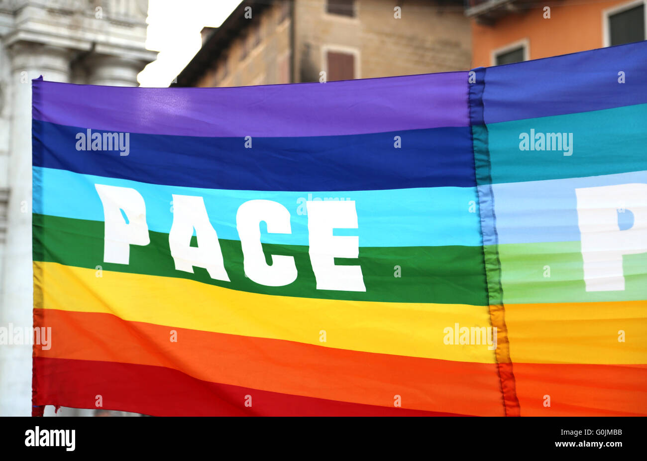 Regenbogenfahne Frieden während einer Demonstration von Friedensaktivisten in einer italienischen Stadt Stockfoto