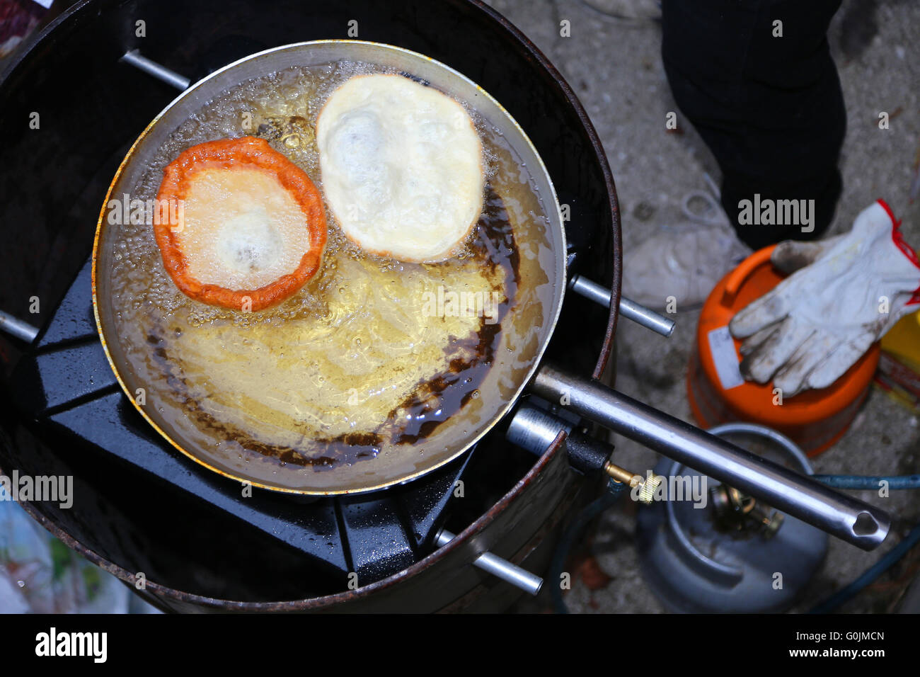 leckere Frittes gekocht in heißem Öl in großen Aluminium-Topf Stockfoto
