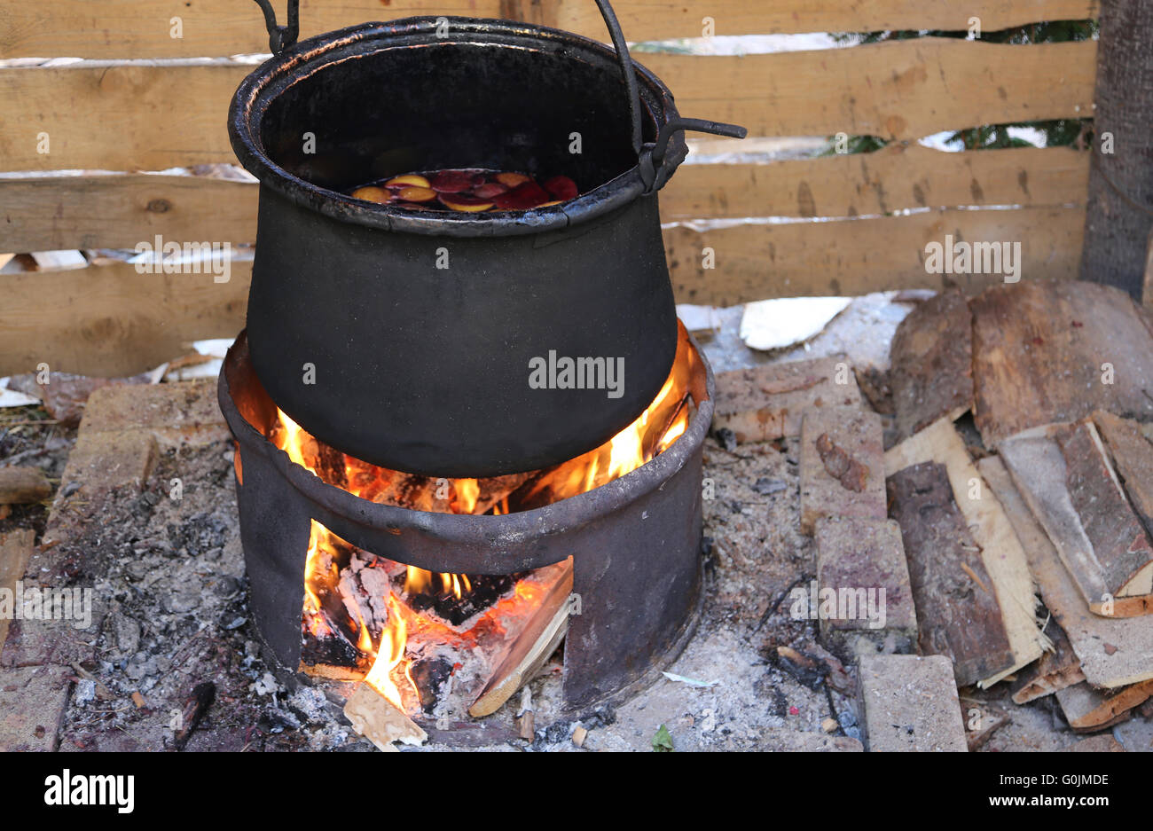 großer Kessel zum Kochen Glühwein in der Country-Festival in Europa Stockfoto
