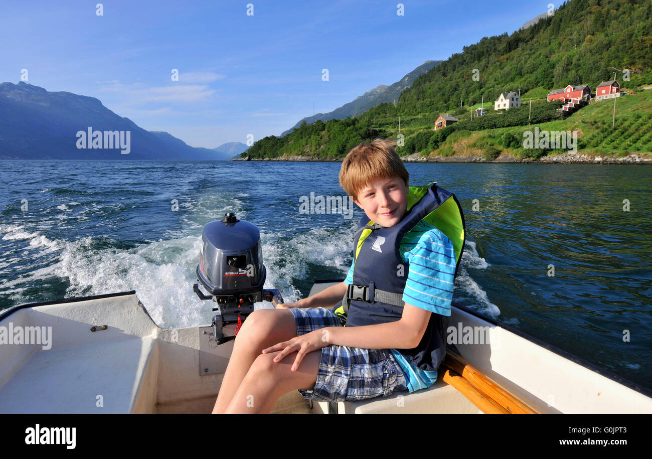 Junge auf Motorboot, Sorfjord, in der Nähe von Hovland, Odda, Norwegen / Sörfjord, Schwimmweste, Rettungsweste Stockfoto