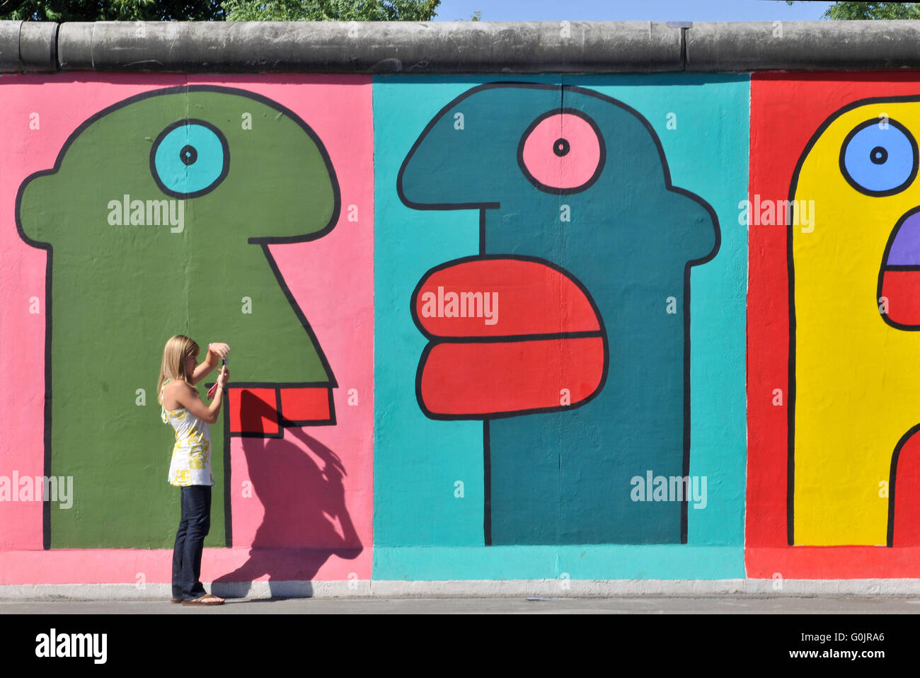 East Side Gallery, Wandmalerei von Thierry Noir, Malerei, Tourist, Freiluftgalerie, Berliner Mauer, Friedrichshain, Berlin, Deutschland / Berliner Mauer Stockfoto
