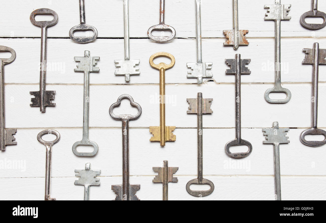 Einige Türschlüssel ausgerichtet auf alte hölzerne Oberfläche und Sicherheit-Konzept-Hintergrund Stockfoto
