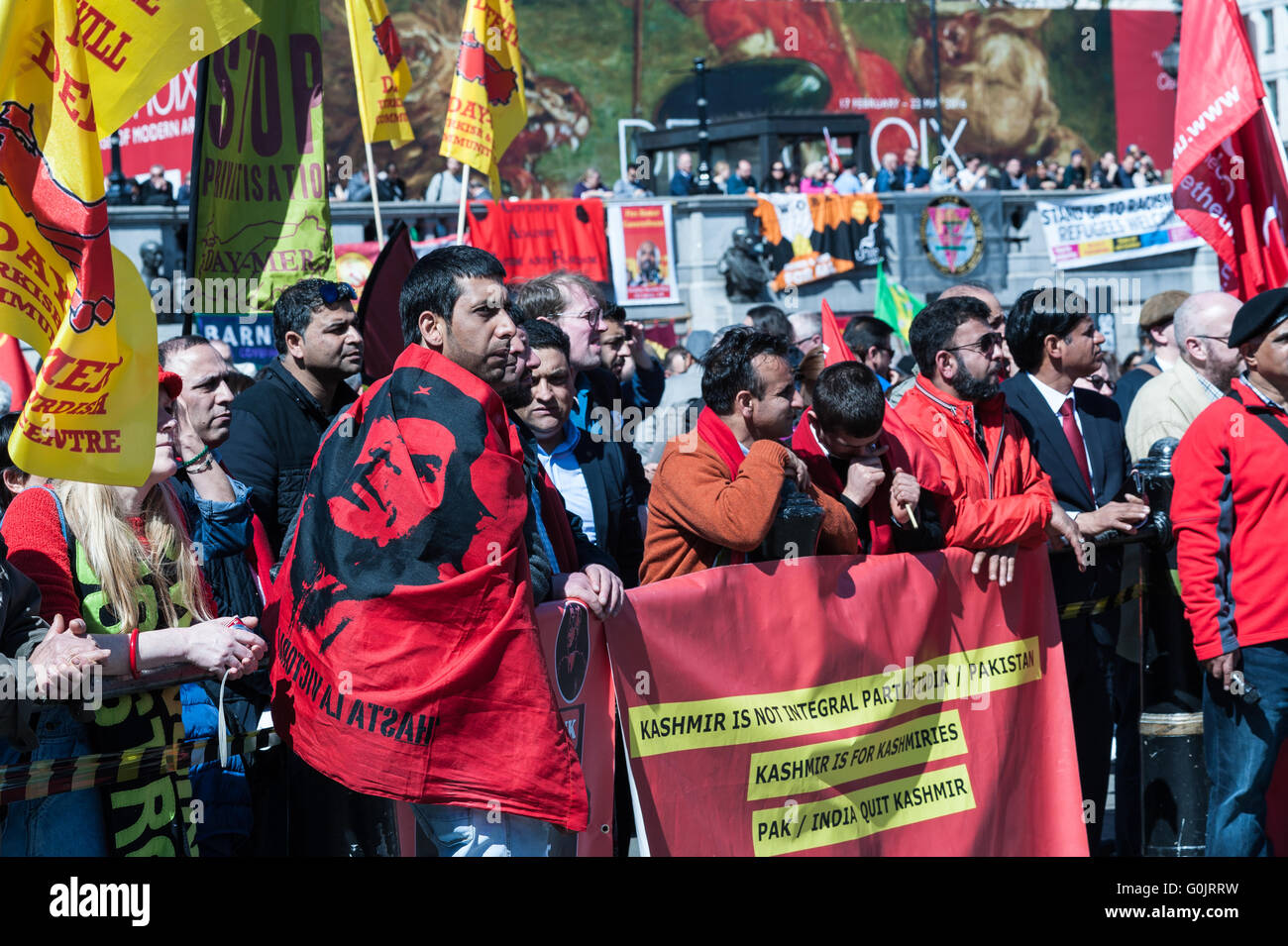 London, UK. 1. Mai 2016. Arbeitnehmer und Gewerkschaften Aktivisten aus Großbritannien und der ganzen Welt versammelten sich auf einer Kundgebung auf dem Trafalgar Square anlässlich der jährlichen May Day, auch bekannt als Tag der Arbeit. Gewerkschafter und Aktivisten forderten ein Ende der Sparpolitik, das Eintreten für Menschenrechte und internationale Solidarität im Kampf für die Rechte der Gewerkschaften. Wiktor Szymanowicz/Alamy Live-Nachrichten Stockfoto