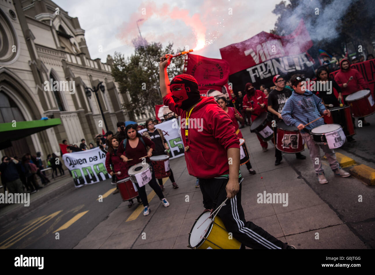 Santiago, Chile. 1. Mai 2016. Menschen nehmen Teil an einer Demonstration am International Workers Tag in Santiago, die Hauptstadt von Chile, am 1. Mai 2016. Laut Lokalpresse hat der Marsch organisiert von Gewerkschaften und Arbeitnehmer, das grundlegende Ziel der Protest gegen eine Reform der Arbeit gefördert von der Regierung und der Fondsverwalter Pension ein Ende gesetzt. Bildnachweis: Jorge Villegas/Xinhua/Alamy Live-Nachrichten Stockfoto