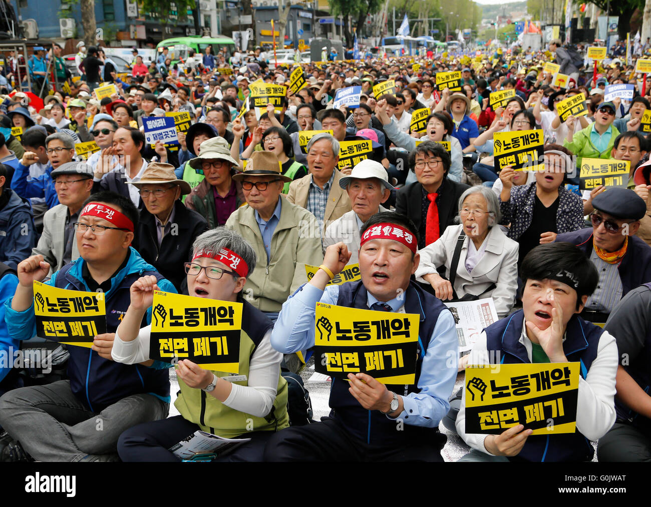 Maikundgebung, 1. Mai 2016: südkoreanische Arbeiter von koreanischen Konföderation der Gewerkschaften (KCTU) besuchen eine Maikundgebung in Seoul, Südkorea. Etwa 80.000 Arbeitnehmer des Landes zwei Regenschirm Gewerkschaften, der KCTU und der Föderation der koreanischen Gewerkschaften (FKTU) hielt Maifeiertag in 15 Städten landesweit Rallyes lokale Medien berichteten. Der Arbeitnehmer verlangte Abzug der Regierung führte Arbeitsmarkt ändern Pläne, die sie bestehen, für die Verwaltung, Arbeitskräfte, Ausbau zu entlassen minderwertige erleichtert und Aushilfstätigkeiten auf dem Arbeitsmarkt. © Lee Jae-Won/AFLO/Alamy Live-Nachrichten Stockfoto