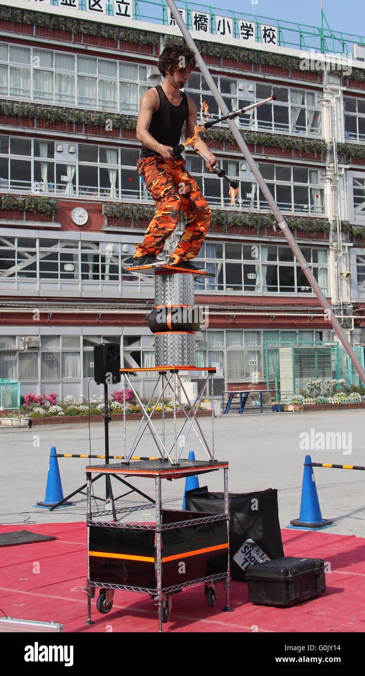 Chiba, Japan. 1. Mai 2016. Eine japanische Street Performer JVO! Clubs mit Flammen auf einem Straßenkunst-Festival "Koenji Bikkuri Daidogei" in Tokio jongliert am Sonntag, 1. Mai 2016. 39 Leistungsgruppen von 6 Countrirs zeigen ihre Leistung vor Hunderttausenden auf einem zwei-Tages-Festival Menschen. © Yoshio Tsunoda/AFLO/Alamy Live-Nachrichten Stockfoto