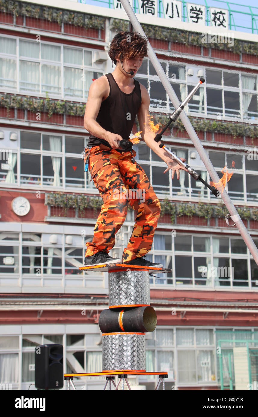 Chiba, Japan. 1. Mai 2016. Eine japanische Street Performer JVO! Clubs mit Flammen auf einem Straßenkunst-Festival "Koenji Bikkuri Daidogei" in Tokio jongliert am Sonntag, 1. Mai 2016. 39 Leistungsgruppen von 6 Countrirs zeigen ihre Leistung vor Hunderttausenden auf einem zwei-Tages-Festival Menschen. © Yoshio Tsunoda/AFLO/Alamy Live-Nachrichten Stockfoto