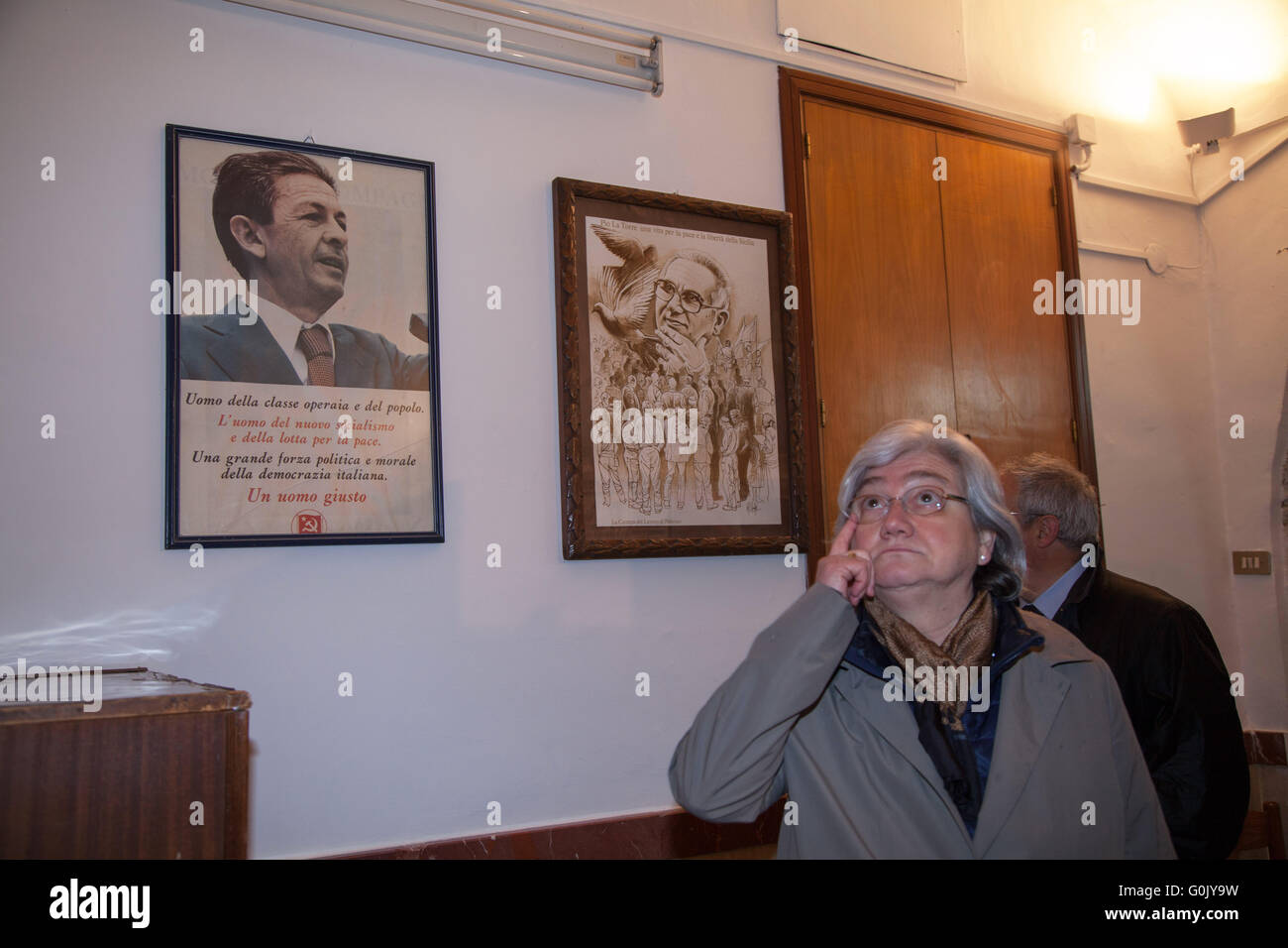 Palermo, Italien. 1. Mai 2016. Rosy Bindi, Präsident der Anti-Mafia-Kommission nimmt an einer Zeremonie am Jahrestag des Massakers von Portella della Ginestra am Labor Day, wo die CGIL hat einen Marsch von Piana Degli Albanesi organisiert. © Antonio Melita/Pacific Press/Alamy Live-Nachrichten Stockfoto