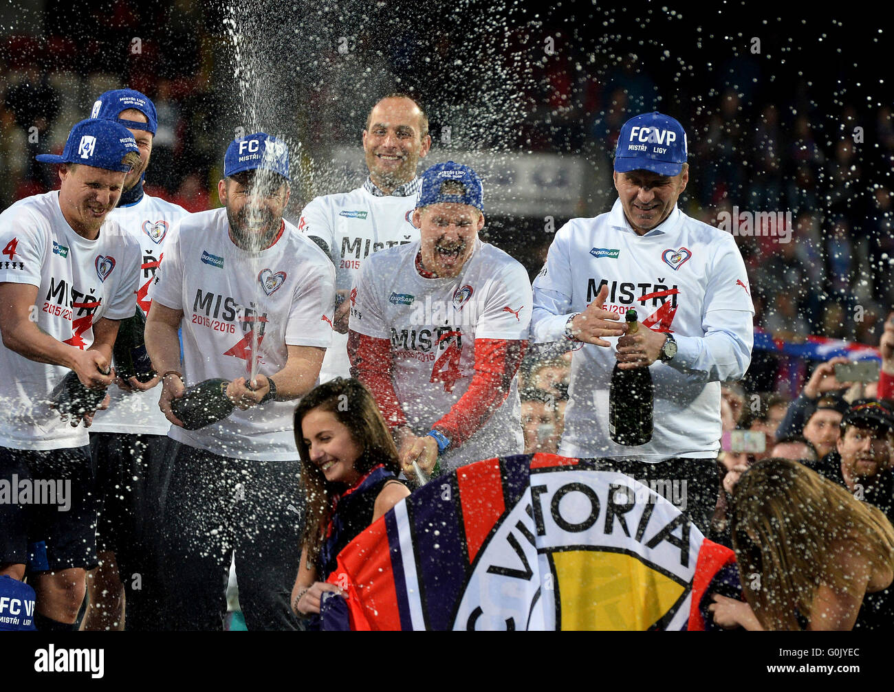 Pilsen, Tschechische Republik. 30. April 2016. Viktoria Plzen ist der Champion der führenden tschechischen Fußball-Liga wieder, weil das zweite Sparta Praha es drei Runden vor dem Ende der Saison nicht mehr überwinden kann nicht nach Plzen Banik Ostrava 2-0 heute Abend in Plzen (Pilsen), Tschechische Republik, 30. April 2016 besiegt. Plzen gewann die Liga zum vierten Mal in den letzten sechs Spielzeiten, aber dies ist das erste Mal, dass er seinen Sieg verteidigt. © Katerina Sulova/CTK Foto/Alamy Live-Nachrichten Stockfoto