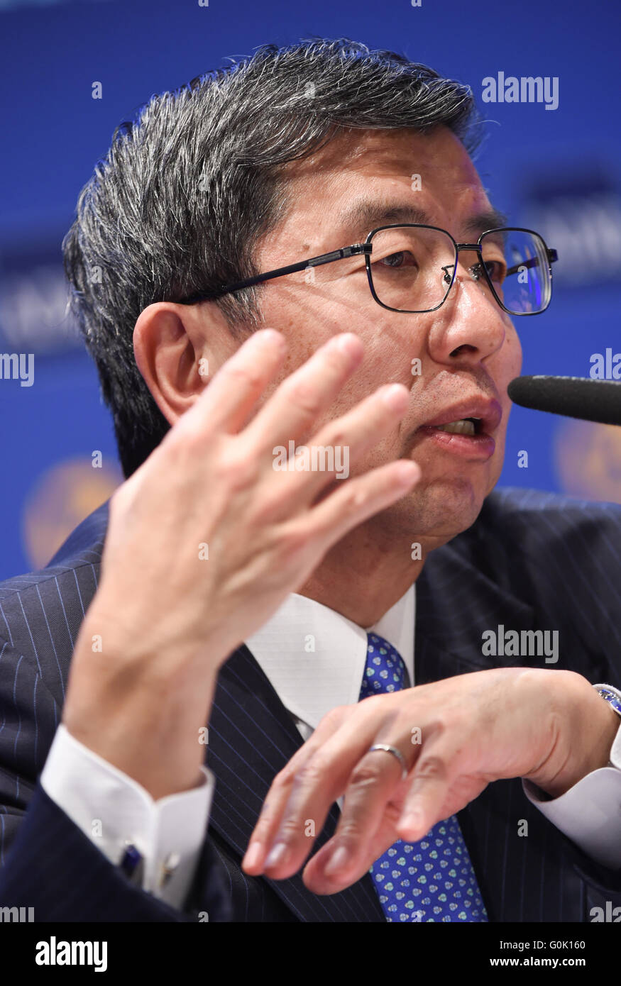 Takehiko Nakao, Präsident der Asian Development Bank (ADB), spricht während einer Pressekonferenz, die am Anfang der ADB Hauptversammlung in Frankfurt Am Main, Deutschland, 2. Mai 2016. Gouverneure von allen 67 Mitgliedsstaaten werden zum 49. Mal festzustellen, die zukünftige Richtung der asiatischen Entwicklungsfinanzierung sammeln. Mehr als 3.000 internationale Entscheider aus Asien, Europa, den USA und Kanada werden voraussichtlich Teilnahme an der Sitzung vom 02 bis 05 Mai in Frankfurt am Main stattfinden wird. Foto: ARNE DEDERT/dpa Stockfoto