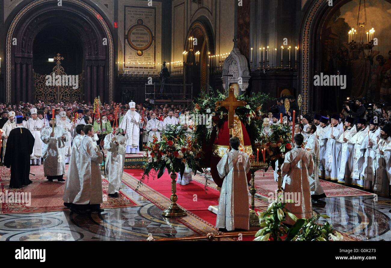 Moskau, Russland. 1. Mai 2016. Russisch-orthodoxe Patriarch von Moskau und alle Russland Kirill führt orthodoxe Ostergottesdienst in der Christ-Erlöser-Kathedrale 1. Mai 2016 in Moskau, Russland. Bildnachweis: Planetpix/Alamy Live-Nachrichten Stockfoto