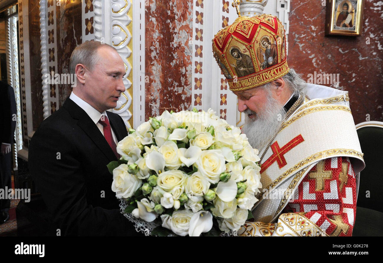 Moskau, Russland. 1. Mai 2016. Russischen Präsidenten Vladimir Putin präsentiert einem Blumenstrauß, der orthodoxe Patriarch Kirill vor Beginn der orthodoxe Ostergottesdienst in der Kathedrale von Christus den Erlöser 1. Mai 2016 in Moskau, Russland. Bildnachweis: Planetpix/Alamy Live-Nachrichten Stockfoto