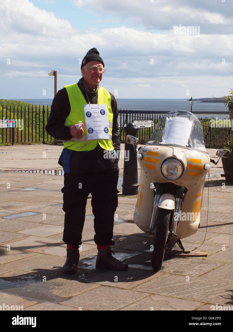 Newcastle Upon Tyne, 2. Mai 2016, Uk News. Pensionierter Geschäftsmann John Powell und Julie Armstrong "Kampagne In" für eine stärker Großbritannien in Europa Schloss Tynemouth, North Tyneside. Bildnachweis: James Walsh/Alamy Live-Nachrichten Stockfoto