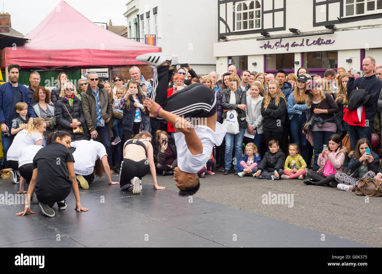 Break Dancer auf dem Kopf in der Luft beim Fish Fest, Salisbury, Wiltshire, Großbritannien, Mai 2016. Stockfoto