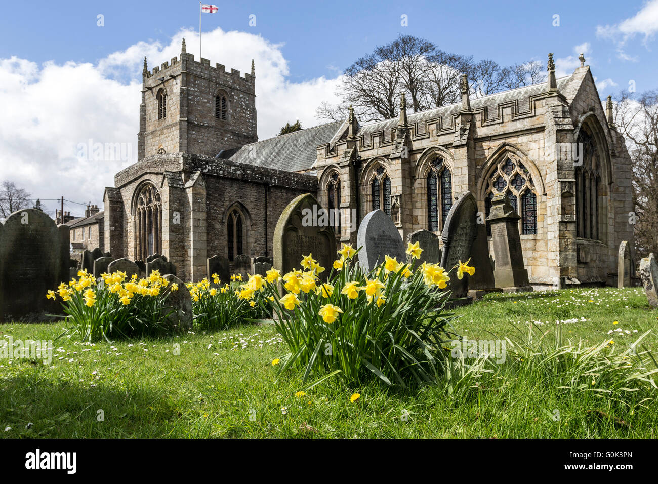 Rolmaldkirk Kirche, Teesdale, County Durham UK. Feiertag Montag, 2. Mai 2016. Großbritannien Wetter. Nach einem nassen und zuweilen verschneiten Wochenende in den North Pennines machte die Sonne endlich einen Auftritt.  Während in vielen Teilen des Vereinigten Königreichs die Narzissen haben geblüht und starb zurück, in das kleine Dorf Rolmaldkirk, wo das Wetter kälter wurde, blühen sie noch. Bildnachweis: David Forster/Alamy Live-Nachrichten Stockfoto