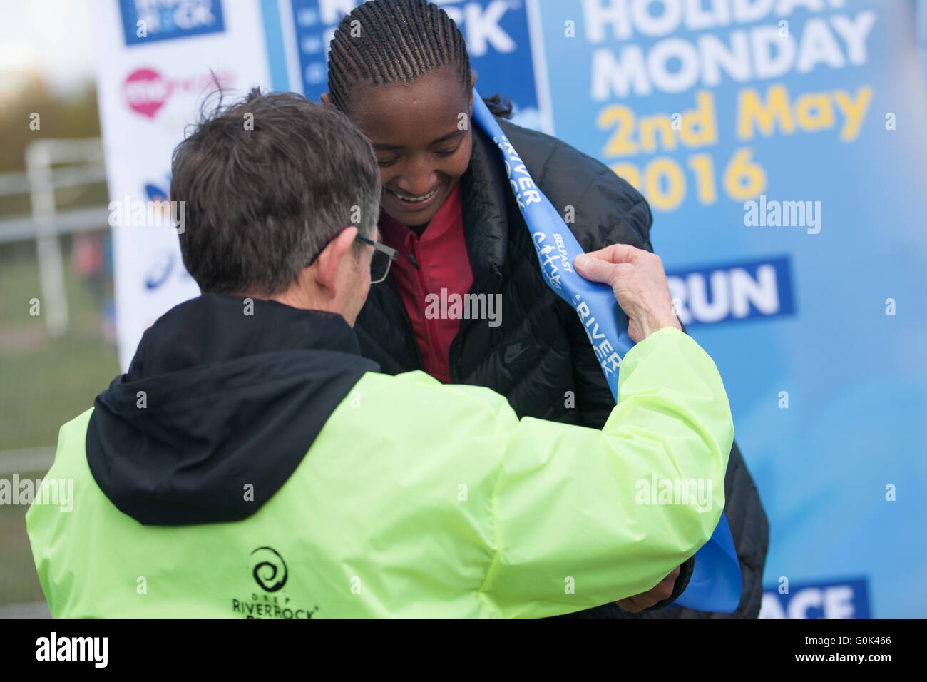 Belfast, UK. 2. Mai 2016. Äthiopische Berhan Gebremichael, Womans Rennen in einer Zeit von zwei Stunden, 48 Minuten und 26 Sekunden gewann. Tausende von Menschen, die an die 2016 Belfast City Marathon Credit teilgenommen: Bonzo/Alamy Live News Stockfoto