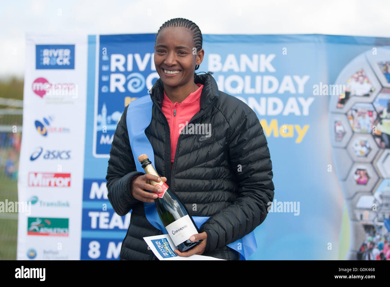 Belfast, UK. 2. Mai 2016. Äthiopische Berhan Gebremichael, Womans Rennen in einer Zeit von zwei Stunden, 48 Minuten und 26 Sekunden gewann. Tausende von Menschen, die an die 2016 Belfast City Marathon Credit teilgenommen: Bonzo/Alamy Live News Stockfoto
