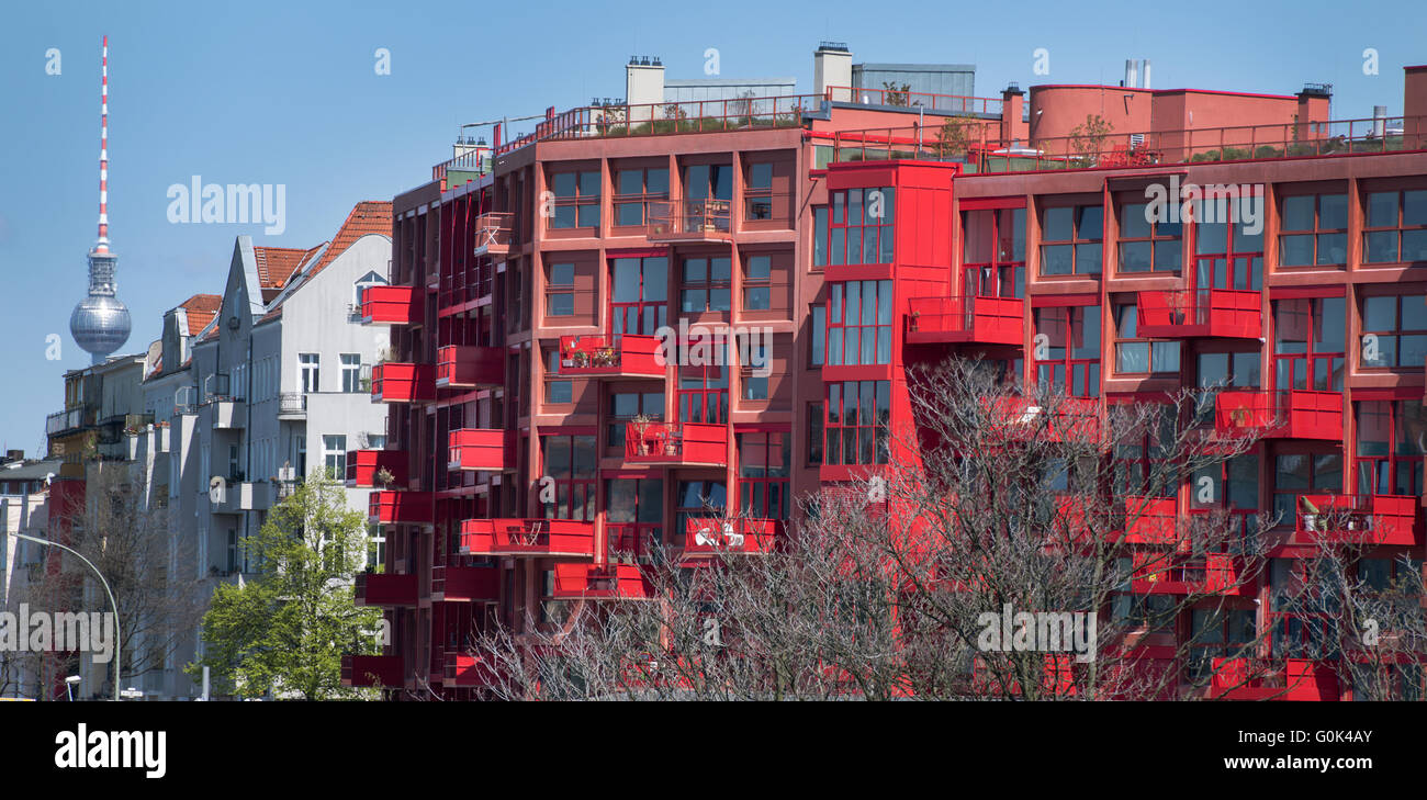 Berlin-Kreuzberg, Deutschland. 2. Mai 2016. Balkone einer neuen Wohnanlage in Berlin-Kreuzberg, Deutschland, 2. Mai 2016. Die Preise für eigenen und gemieteten Wohnungen sind deutlich zu erhöhen. Foto: BERND VON JUTRCZENKA/Dpa/Alamy Live-Nachrichten Stockfoto