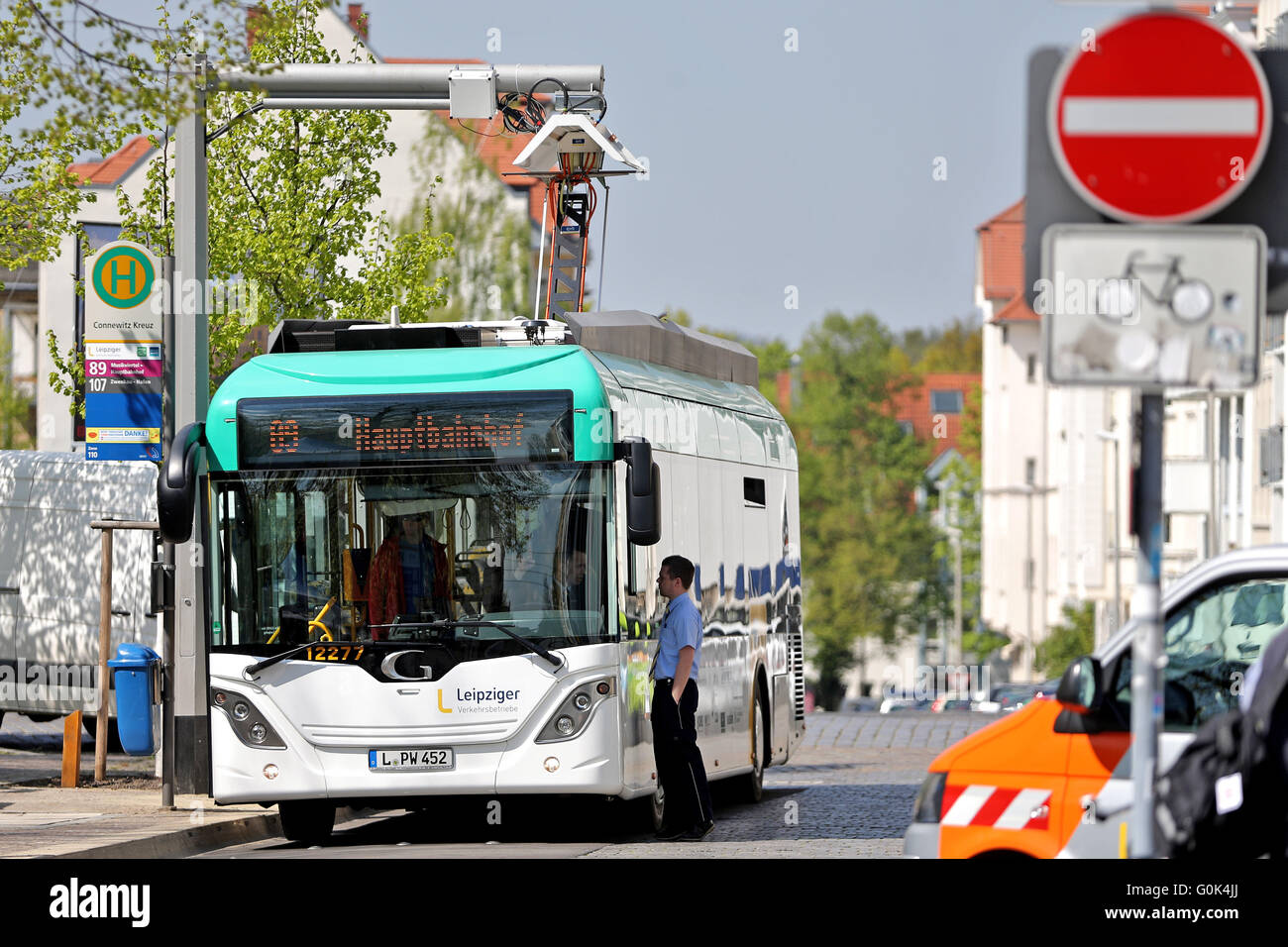Ein Elektrobus fahren durch Leipzig, Deutschland, Mai 2. 2016. Der e