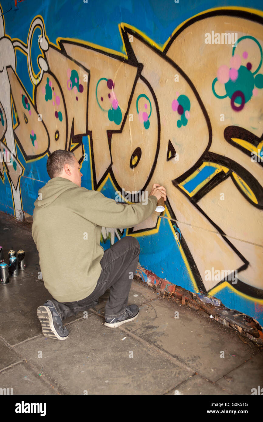 London, UK. 2. Mai 2016. Künstler-Support für die Ärzte in der Ausbildung. Graffiti-Künstler hat zur Unterstützung der Ärzte in der Ausbildung kommen von ihnen eine Arbeit zu widmen. Die Arbeit auf der Southbank in London. Bildnachweis: Jane Campbell/Alamy Live-Nachrichten Stockfoto