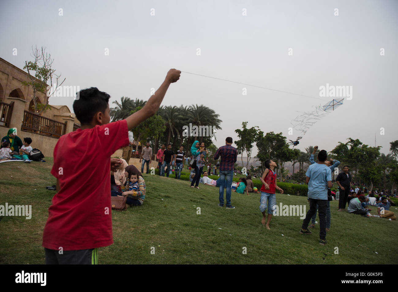 Kairo, Ägypten. 2. Mai 2016. Ein Junge fliegt Kite auf dem Rasen der Al-Azhar-Park am Tag von Sham El-Nessim, Kairo, Ägypten, 2. Mai 2016. Fallen am ersten Montag nach dem koptischen Ostern, Sham el-Nessim, wörtlich übersetzt "Wind riechen", ist ein traditionelles ägyptischen fest auf das Alter des Pharao, die die Ankunft des Frühlings bedeutet zurückgeht. Ägypter das traditionelle Sham El-Nessim Essen gesalzene Meeräsche Fisch, Zwiebeln, Eier zu kaufen und raus in die Natur, der Wechsel der Jahreszeiten an diesem Tag zu feiern. © Meng Tao/Xinhua/Alamy Live-Nachrichten Stockfoto