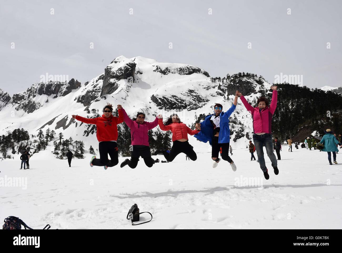 Shangri-La, China. 2. Mai 2016. Touristen springen für ein Foto auf dem Balagezong-Schneeberg in Shangri-La, der südwestlichen chinesischen Provinz Yunnan, 2. Mai 2016. Balagezong Schneeberg, der 5.545 m über dem Meeresspiegel, ist der höchste Gipfel des Shangri-La-Region. Bildnachweis: Xinhua/Alamy Live-Nachrichten Stockfoto