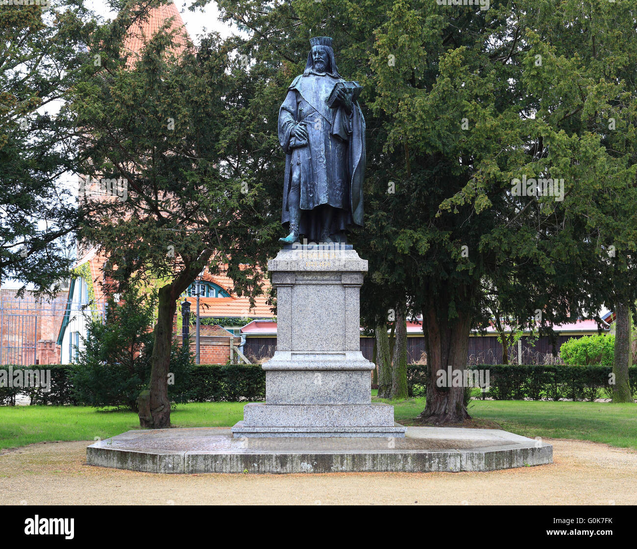 Tangermünde, Deutschland. 28. April 2016. Das Denkmal "Kaiser Karl IV." (1316 - 1378) In Tangermünde, Deutschland, 28. April 2016. Die Stadt war die zweite Heimat des Kaisers von 1373 bis 1378. Foto: JENS WOLF/Dpa/Alamy Live News Stockfoto