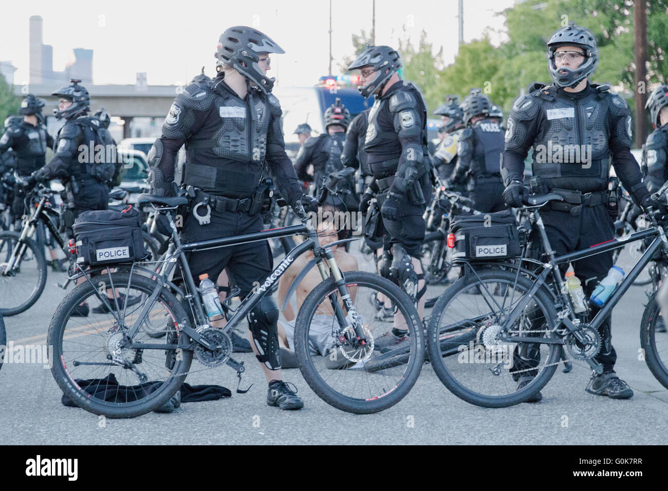 Seattle, WA, USA. Polizisten eine Festnahme eines Demonstranten an der Anti-Capitalism und Anti-Police Brutalität März. Stockfoto