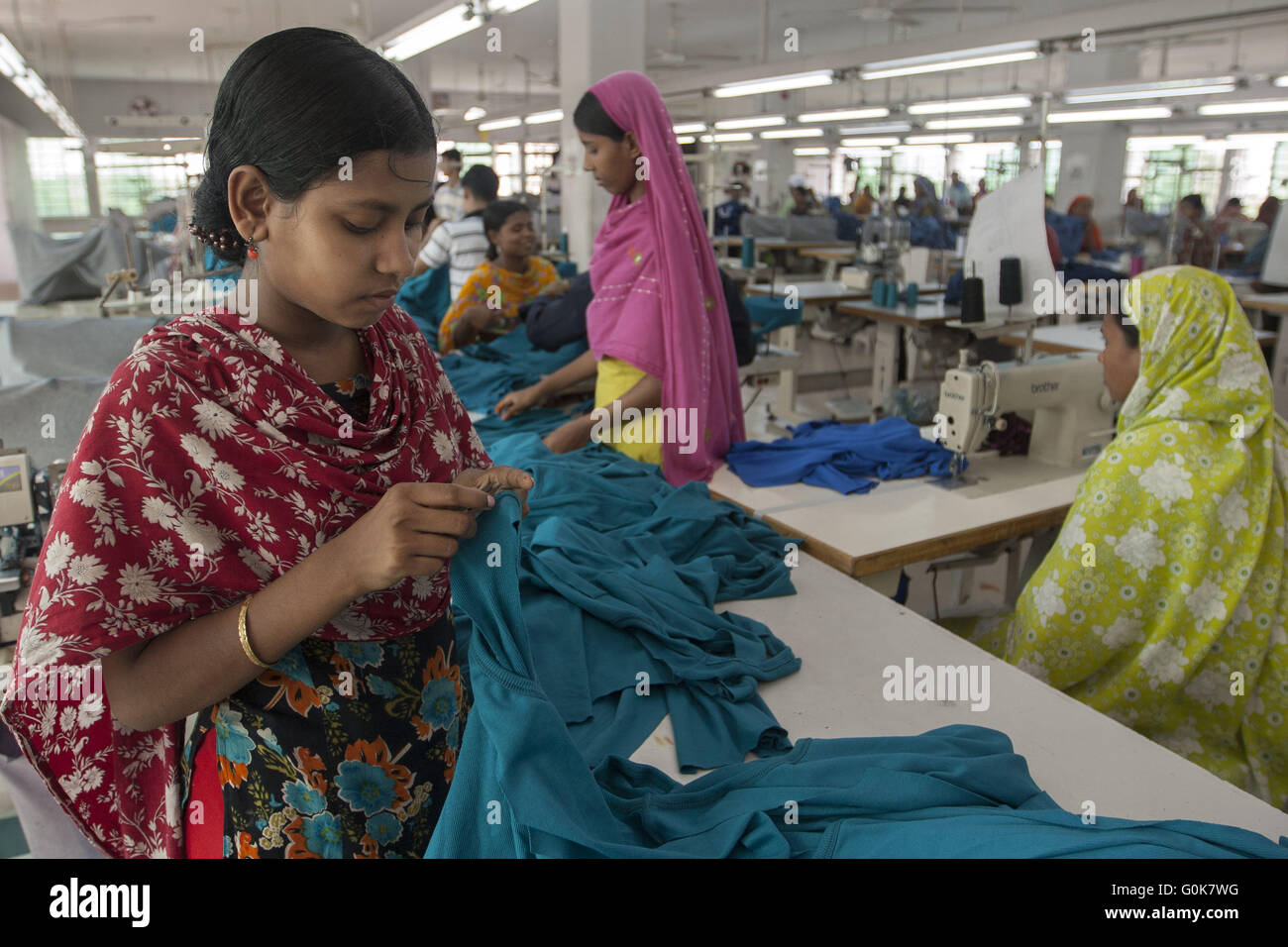 Dhaka, Dhaka, Bangladesh. 12. Juni 2010. Arbeiter an ihren Arbeitsplatz in Dhaka, Bangladesch. Millionen Arbeiter verdienen ihren Lebensunterhalt durch dieses Sektors und etwa 80 % davon sind Frauen. Bangladesch gehört zu den führenden Kleidungsstück produzierenden Ländern in der Welt, aber die meisten Fabriken fehlen die üblichen Annehmlichkeiten, wo unsere Textilarbeiterinnen Schwitzen ihre Brauen von morgens bis abends unsere Länder den Großteil unsere Devisen zu verdienen. Unzureichende Belüftung, verstopfte Situation, schmutzige Zimmer sind die Merkmale der Mehrheit unserer Fabriken. Der Besitzer Gewinn sind die Stockfoto