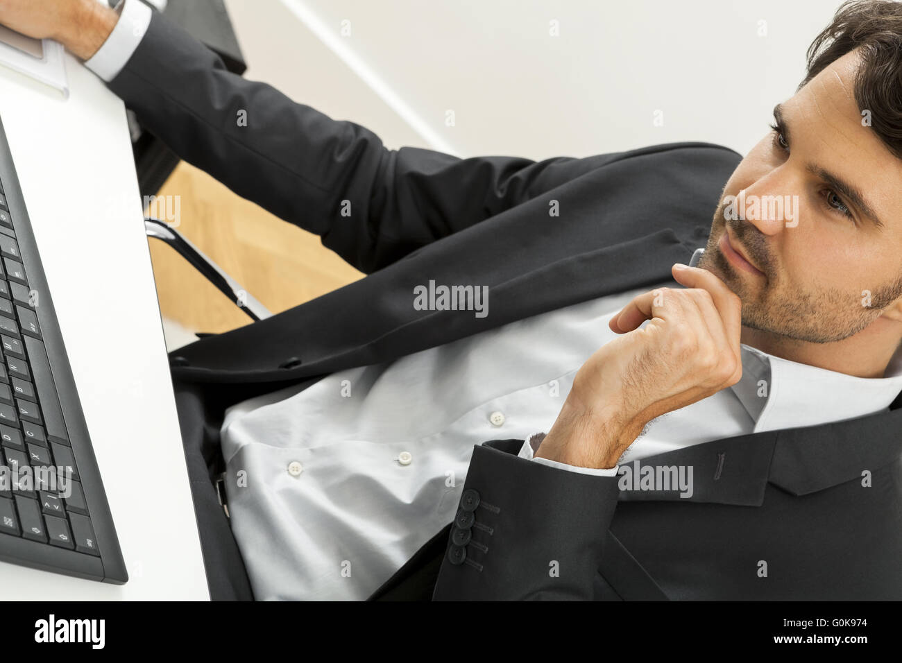 Stilvolle Geschäftsmann Chat am Telefon Stockfoto