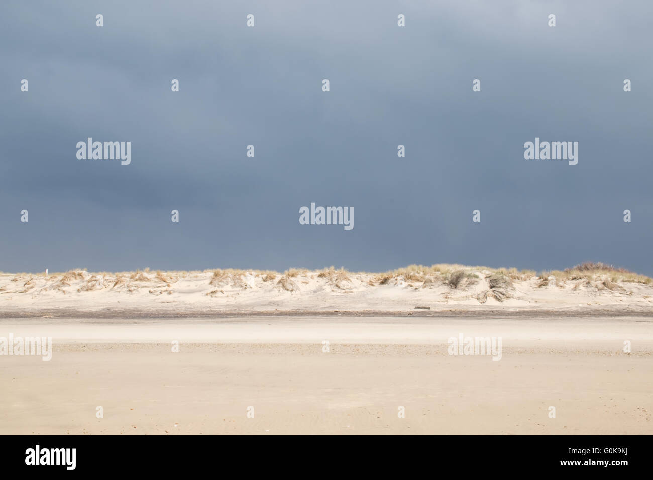 Ein verlassener Strand unter stürmischem Wetter Stockfoto