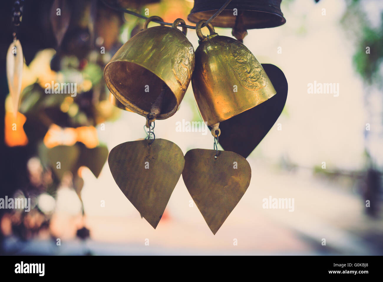 Goldene Glocken im buddhistischen Tempel von Thailand, Vintage Farbfilter Stockfoto