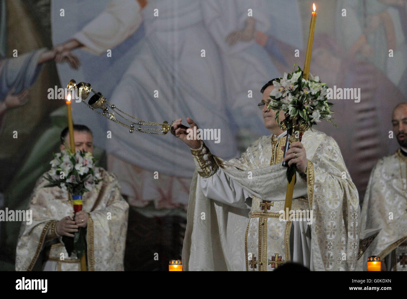 Bukarest, Rumänien, 30. April 2016: Rumänisch-orthodoxen Priestern eine heilige Liturgie während durchführen eine orthodoxe Ostergottesdienst im Freien, Stockfoto