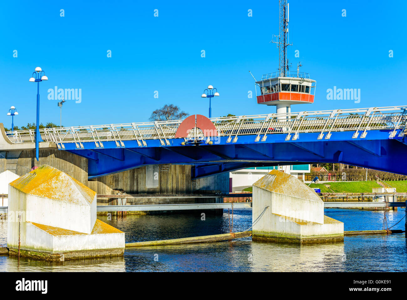 Falsterbo, Schweden - 11. April 2016: Die Brücke über Falsterbo Kanal vom westlichen Ufer aus gesehen. Die Brücke ist einziehbar Stockfoto