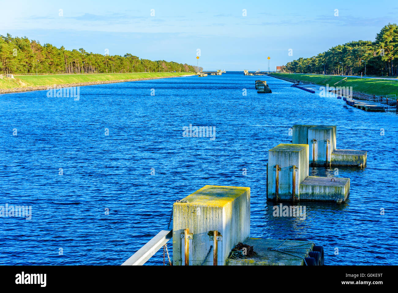 Falsterbo, Schweden - 11. April 2016: Blick auf den südlichen Einlass zum Kanal mit Beton Fundamente sichtbar festmachen. Ruhe Stockfoto