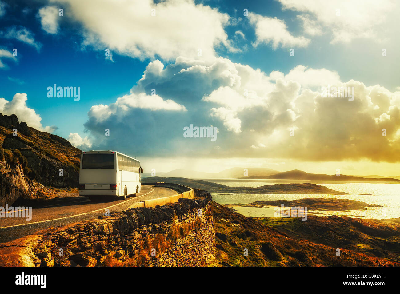 Weiße Touristenbus auf Bergstraße. Ring of Kerry, Irland. Reiseziel Stockfoto