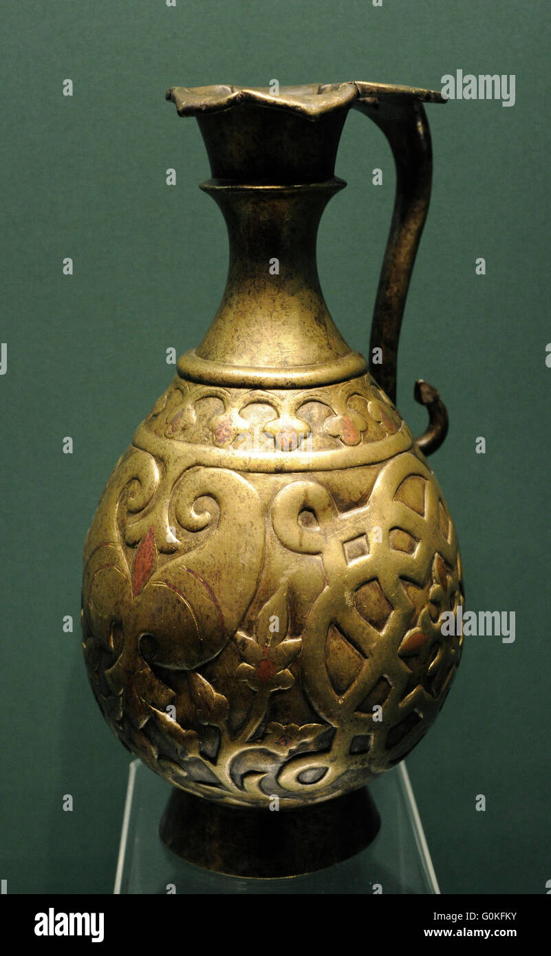 Späten Sasanian - frühen islamischen Ära. Ewers. Bronze (Messing), Kupfer; gegossen, geschmiedet, graviert und Intarsien. Irak (?). 8.-9. Jahrhundert. Die Eremitage. Sankt Petersburg. Russland. Stockfoto