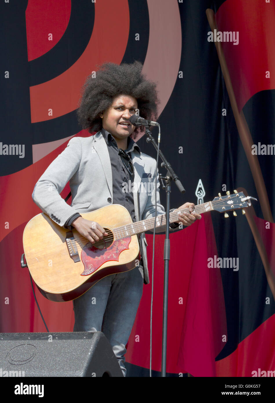 Sänger und Musiker Thomas Buttenschoen (Buttenschøn) singt und unterhält in Faelledparken, Kopenhagen, am Tag der Arbeit-festival Stockfoto