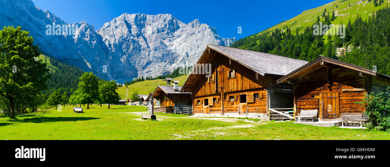 Panorama-Landschaft der Alpen Berge und Bauernhaus Stockfoto