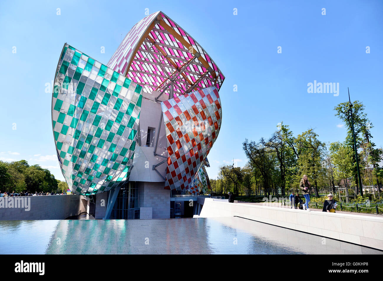 Informationsstelle des Lichts von Daniel Buren auf der Louis-Vuitton-Fondation vom Architekten Franck Gehry, Bois De Boulogne, Frankreich Stockfoto