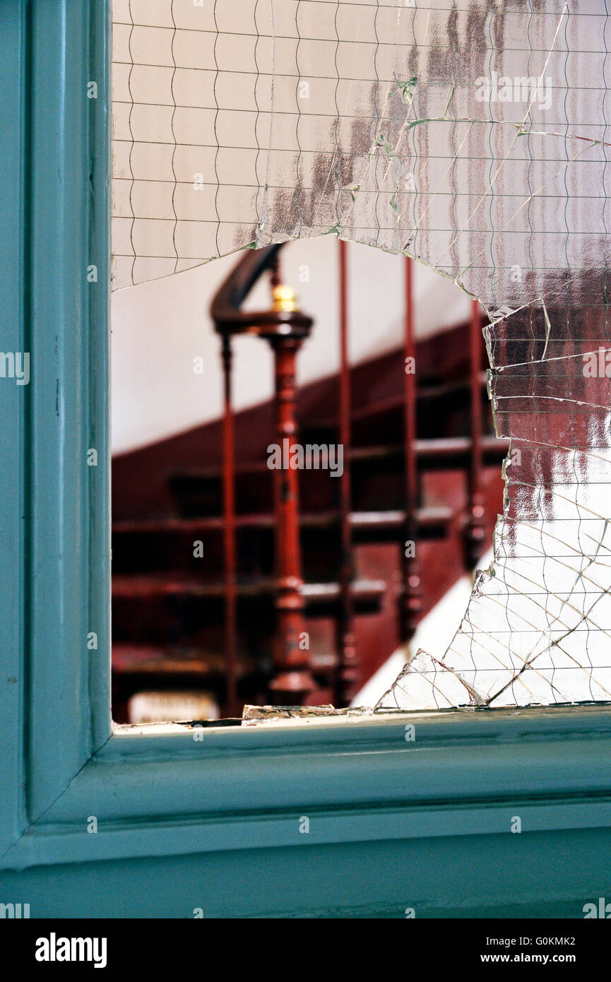 Zerbrochenes Glas an der Tür vom Abbau, Paris - Frankreich Stockfoto